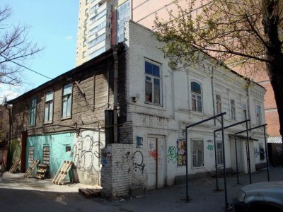 Так выглядел этот домик с почти современной пристройкой...